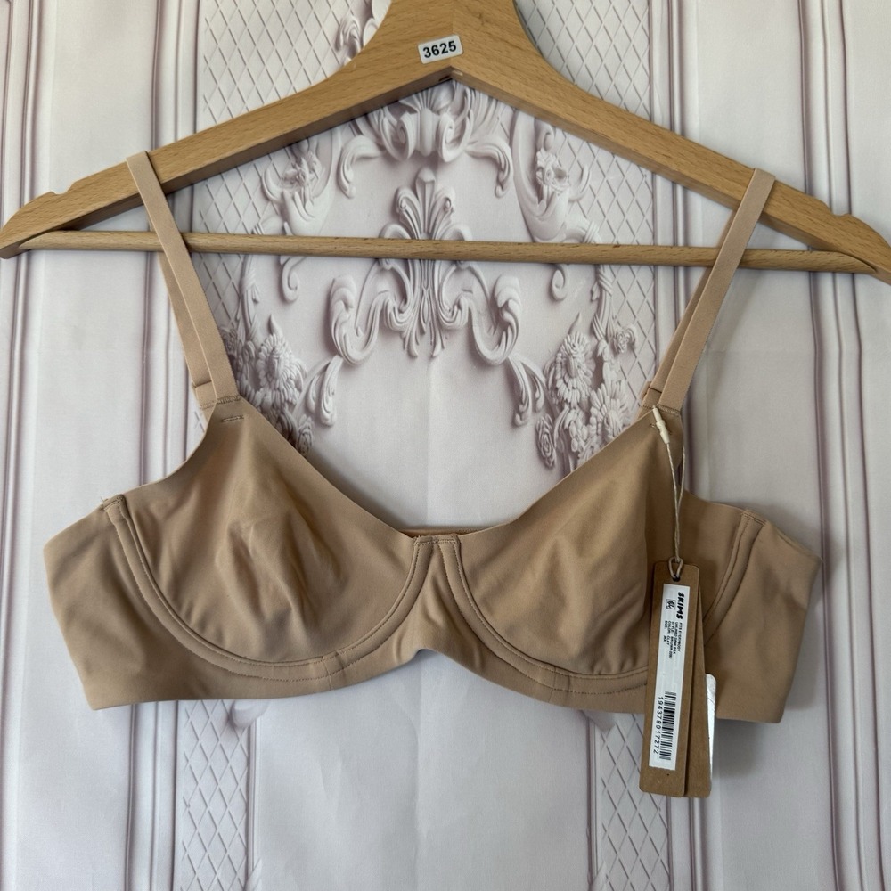 SKIMS Beige Underwire Bra in Nude Tone